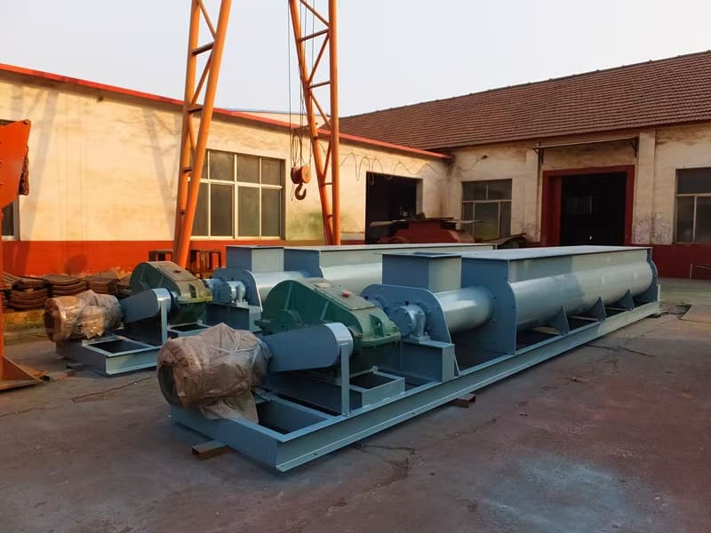 Ribbon blender for powder mixing