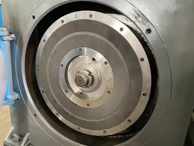 What is the difference between a roller mill and a disc mill?